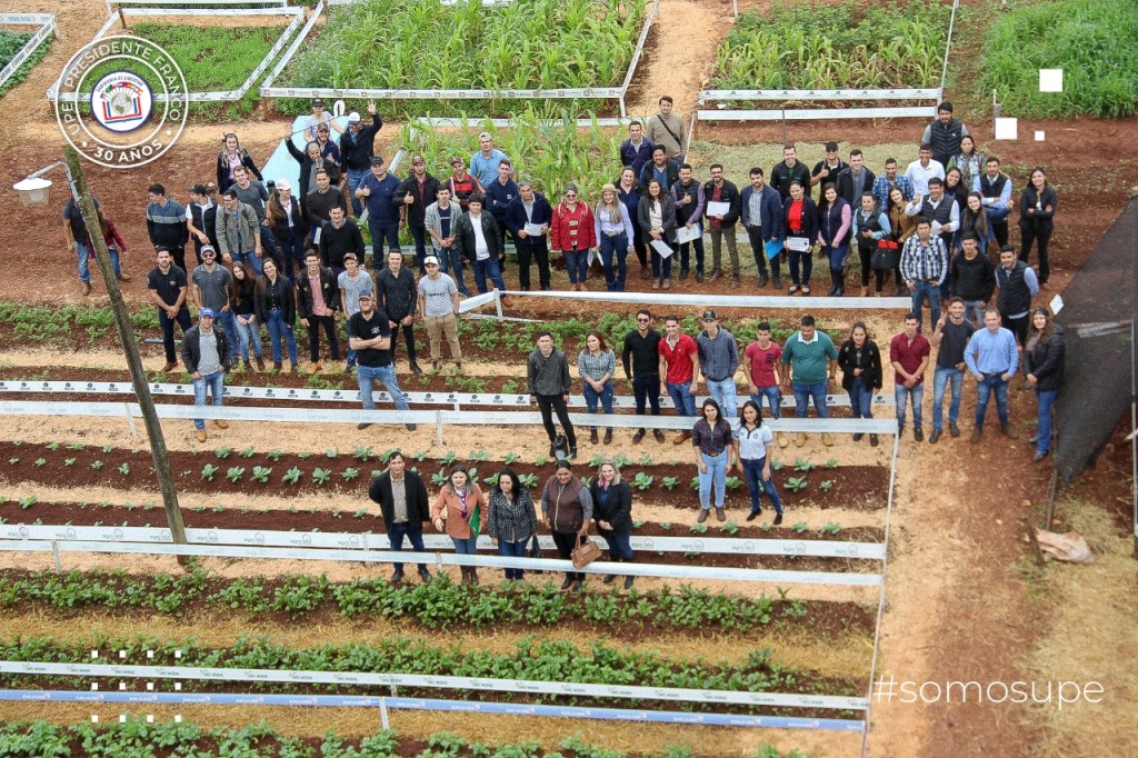 Alumnos realizan jornada de presentación de trabajo en campo experimenta